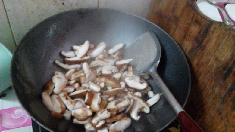 荷兰豆香菇,再放一点油爆炒香菇