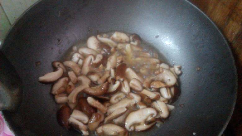 荷兰豆香菇,一直炒至香菇出好多的水。