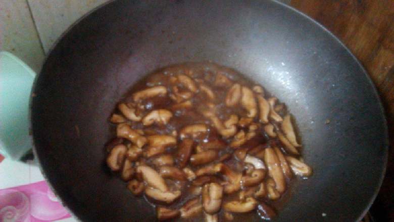 荷兰豆香菇,放点酱油盐胡椒粉
