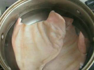卤水猪耳朵,猪耳朵刮洗干净，冷水入锅焯烫过凉；