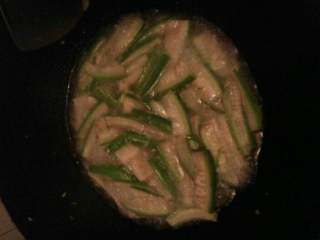 清汤丝瓜,炒到差不多熟了，倒入水放进锅里，放盐，然后把锅盖盖起来焖两分钟，倒入酱油。