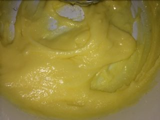 cupcake,在蛋黄中加入牛奶，15g糖，植物油，拌匀，后，筛入低筋粉。翻拌均匀