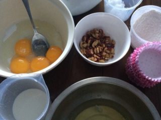 cupcake,将鸡清，蛋黄分离，分别放入不同容器。蛋清打发成泡沫状，期间分三次加入30g糖，每次10g