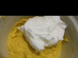 cupcake,取三分之一蛋白放在蛋黄盆里，翻拌均匀。再将拌好的面糊倒入蛋清盆里，继续翻拌均匀