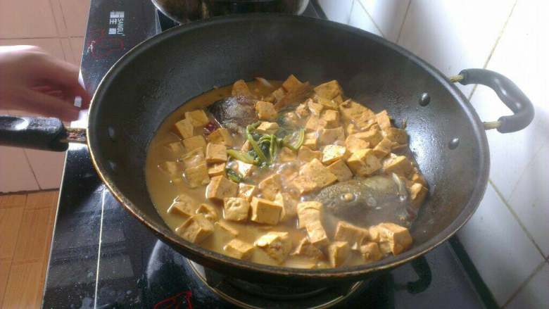 鱼头炖豆腐,汤汁儿剩三分之一时关火！