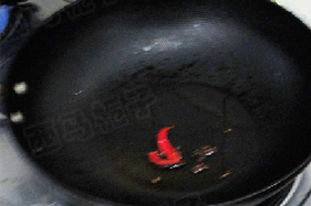 椒油炝拌莴笋,锅中注入油，下入花椒 辣椒爆香，将椒油趁热炝入料汁中，搅拌均匀