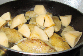 苹果鸡翅,煎制一面金黄后翻面，再加入苹果一同煎制两面都金黄，加入料汁