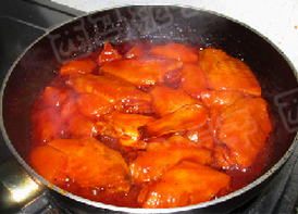 苹果鸡翅,倒入适量的开水，没过鸡翅，大火烧开，转中火，焖至10分钟，收干汤汁即可