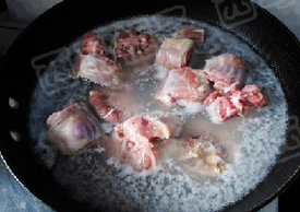 红烧牛尾,锅中注入冷水，同时下入牛尾，水开后再煮2分钟