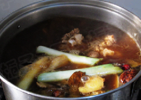 红烧牛尾,将烧开的汤汁，倒入牛尾锅中，大火烧开，转小火煨炖 2小时