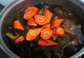 红烧牛尾,胡萝卜洗净，切成滚刀块，将胡萝卜块放入锅中，加入盐继续焖至30分钟。即可