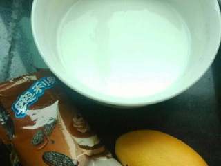 芒果酸奶昔,准备食材，奥利奥我选的是巧轻脆这个随自己口味。酸奶要偏稠，我选的蒙牛。