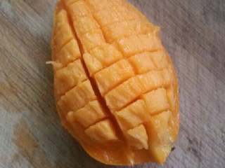 芒果酸奶昔,芒果剥开皮切成小块（直接在芒果上切，在核的两边分别切）
