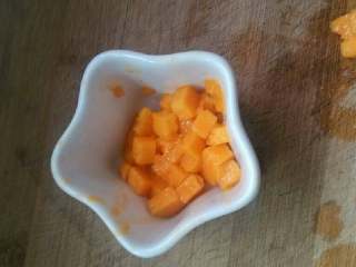 芒果酸奶昔,把芒果块三分之二放入容器内