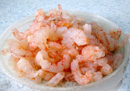 虾仁菠萝焗饭,虾仁化冻挤去水分。加入盐和胡椒粉腌制10分钟