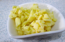 虾仁菠萝焗饭,挖出的果肉切成小丁备用，马苏里拉奶酪切成小丁。