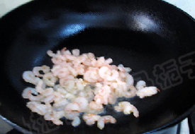 虾仁菠萝焗饭,锅中注入少量的油，下入虾仁煸炒断生，倒出