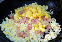 虾仁菠萝焗饭,加入炒好的虾仁和菠萝丁煸炒均匀，加入盐和鸡精调味