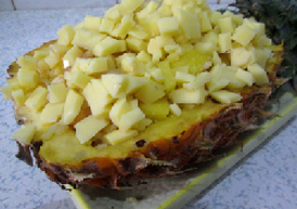 虾仁菠萝焗饭,炒好的菠萝饭，放在菠萝果碗中，将马苏里拉奶酪均匀的撒在上面