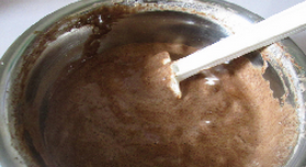 巧克力海绵小蛋糕,筛入低筋面粉和可可粉，切拌均匀，无颗粒