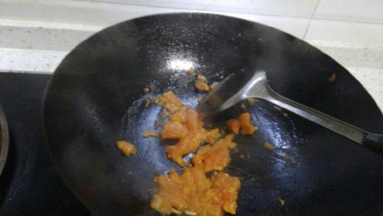 番茄酥肉汤饭,锅里倒入少许油(我用的一小勺猪油)，烧热后倒入番茄翻炒。