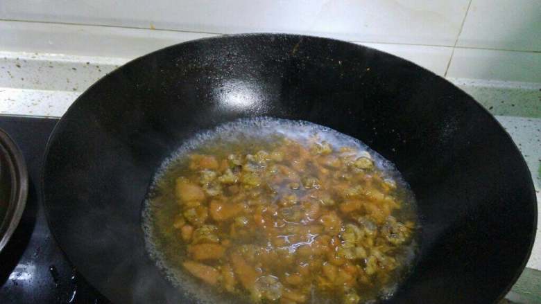 番茄酥肉汤饭,加入一大碗水，烧开后倒入酥肉块一起煮。