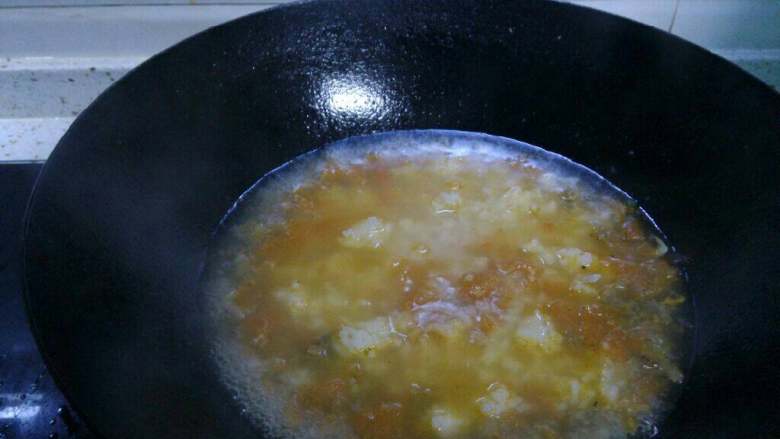 番茄酥肉汤饭,煮三四分钟左右倒入米饭煮。