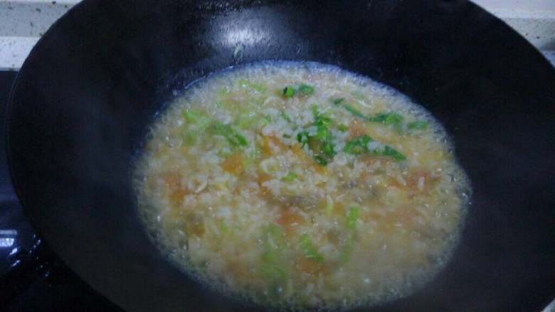 番茄酥肉汤饭,煮到汤饭变浓稠时，加入虾皮和青菜一起煮一两分钟。。