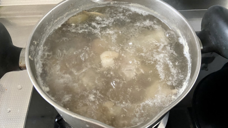 莲藕炖猪蹄➕花生莲藕炖猪蹄,煮开后撇去浮末，继续煮两分钟