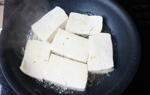 酱烧豆腐,豆腐切成0.8cm左右的块，锅烧5成热下油，下切好的豆腐
