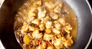 麻辣鸡翅,加入清水到鸡肉的3分之二处，加盖焖煮至收干汁，起锅前调适量的盐、鸡精即可