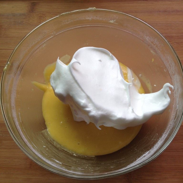 奶油杯子蛋糕,先将三分之一的蛋白放入蛋黄中