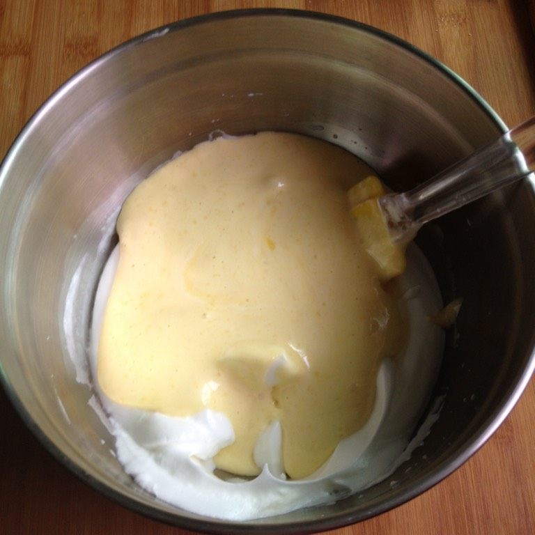 奶油杯子蛋糕,再将蛋黄糊倒回蛋白盆中翻拌均匀