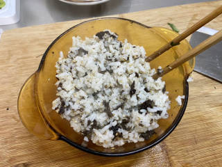 牛油果拌饭,煮好的米饭盛出一碗，加入适量芝麻海苔碎，翻拌均匀