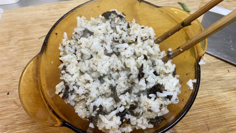 牛油果拌饭,煮好的米饭盛出一碗，加入适量芝麻海苔碎，翻拌均匀