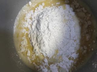 闪电泡芙,过筛后的面粉倒入煮沸的液体中快速拌匀，直到锅底有薄膜出现。