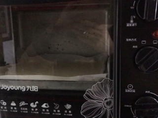 紫薯蛋糕卷,震动排气后放入提前预热好的烤箱中层，160度烤20分钟