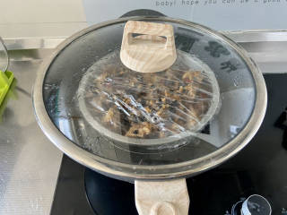 蒜蓉豆豉蒸排骨,水开上锅，大火蒸5分钟，转中火蒸30分钟即可，如果是肉多骨细的小排可以缩短时间20分钟左右即可