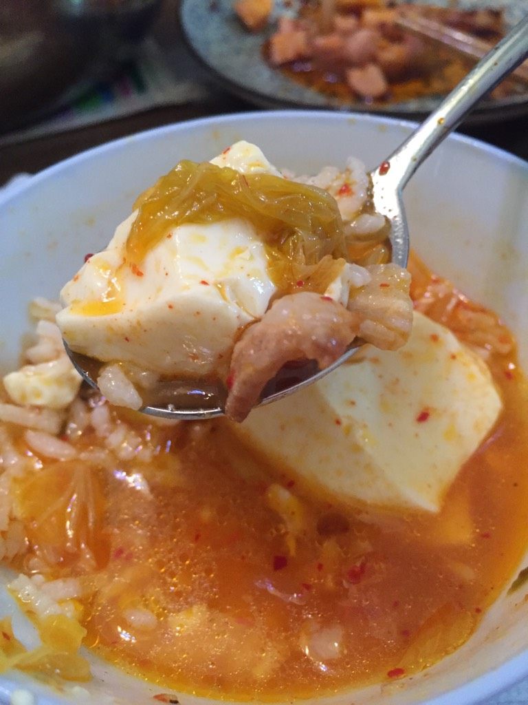简易版韩式豆腐汤,如图可以加入米饭一起吃，即是汤又是菜，一个人的时候太适合了