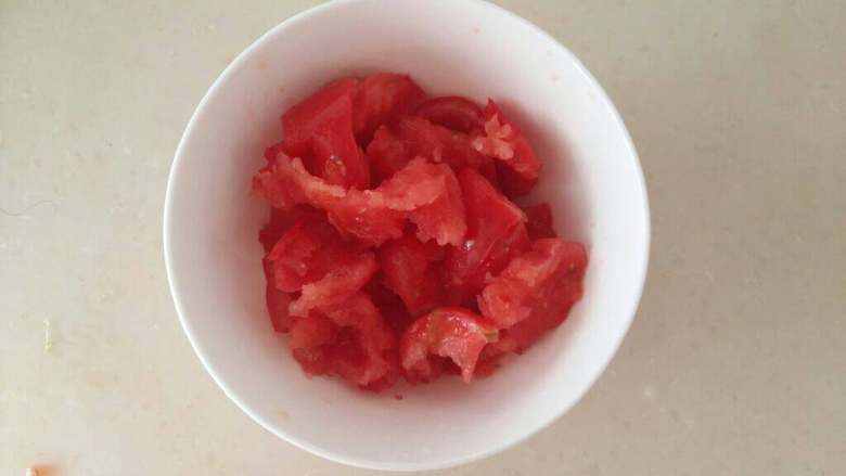 西红柿手擀面片,把柿子切好备用