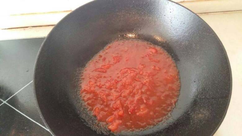 西红柿手擀面片,锅里放底油，加入柿子，酱油，盐，糖，把柿子炒成泥状