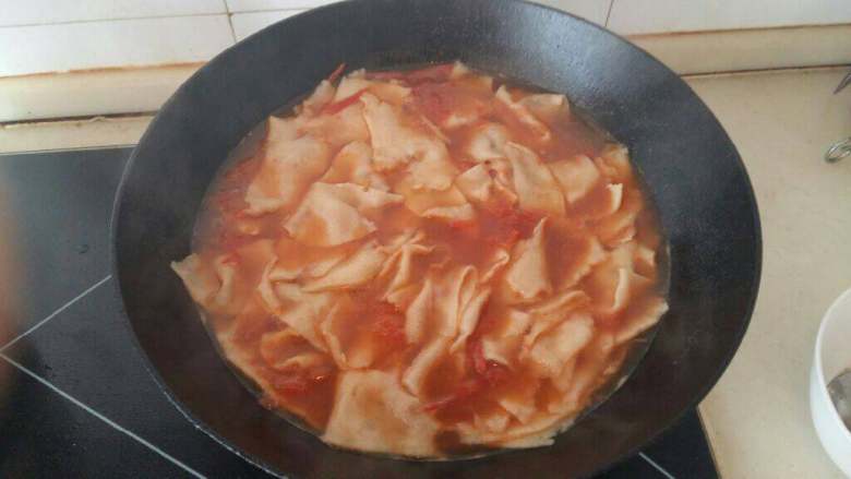 西红柿手擀面片,加水，烧开后，将面下入锅中，煮熟，出锅即可