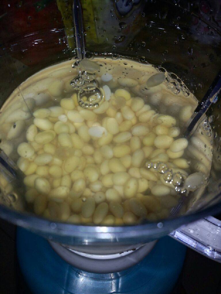 豆浆,泡好的黄豆洗干净放入料理机加水