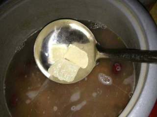 薏米绿豆糖水,快熟前加入几块冰糖