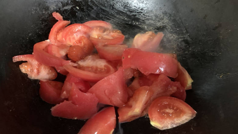 金针菇番茄汤,倒入番茄翻炒