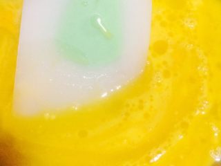 坚果黄油芝士饼干,2个鸡蛋打散，全蛋液倒入刚才搅拌的黄油