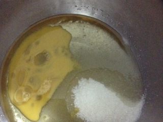 芝麻核桃桃酥,色拉油鸡蛋白砂糖依次倒入好的盘中搅拌均匀（用电动打蛋器搅拌会匀称一点）