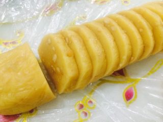 坚果黄油芝士饼干,冷冻后拿出来切成0.5cm厚