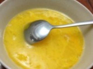 芒果班戟,如图：
鸡蛋加入35克糖搅拌均匀至糖融化。
