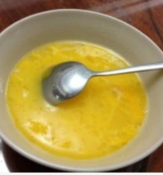 芒果班戟,如图：
鸡蛋加入35克糖搅拌均匀至糖融化。
